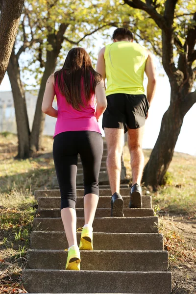 Jovens a correr — Fotografia de Stock