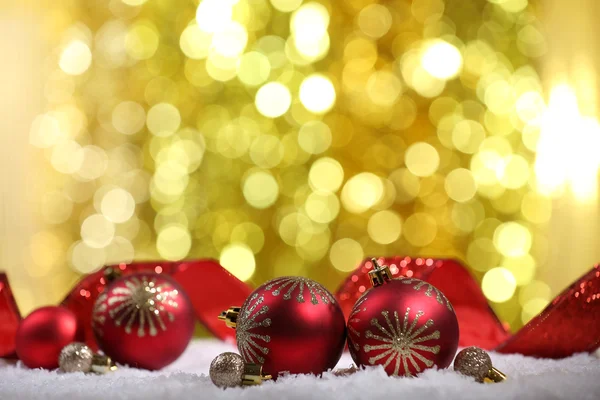 Bolas de Natal na neve — Fotografia de Stock