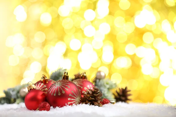 Kerstballen op sneeuw — Stockfoto