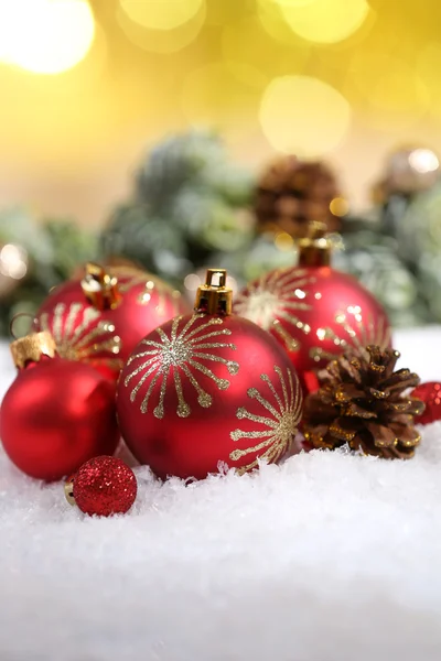 雪の上のクリスマスボール — ストック写真