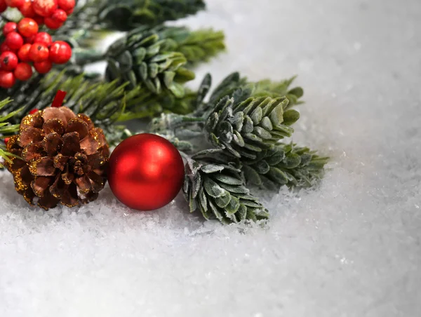 Weihnachtskomposition auf Schnee — Stockfoto