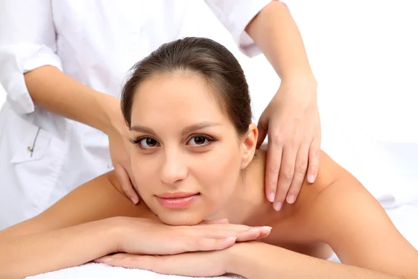 Massagista fazendo massagem — Fotografia de Stock