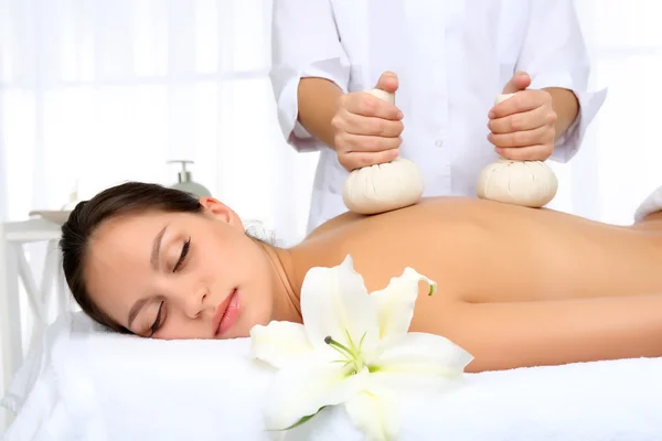 Masseur doing massage — Stock Photo, Image