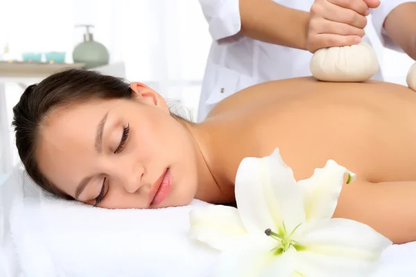 Masseur doing massage — Stock Photo, Image