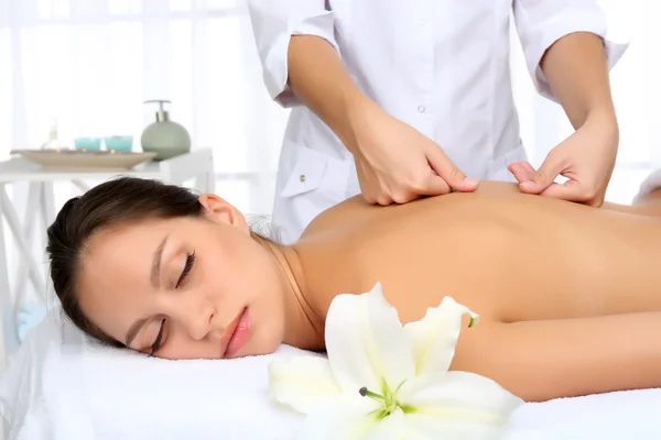 Masseur doing massage — Stock Photo, Image