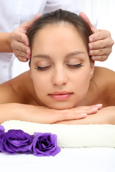 Mulher tomando massagem na cabeça — Fotografia de Stock