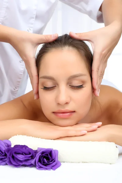 Mujer tomando masaje de cabeza — Foto de Stock