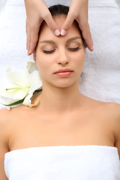 Woman taking head massage — Stock Photo, Image