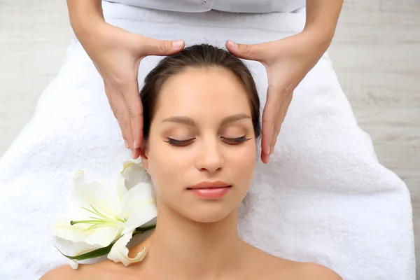 Mujer tomando masaje de cabeza —  Fotos de Stock