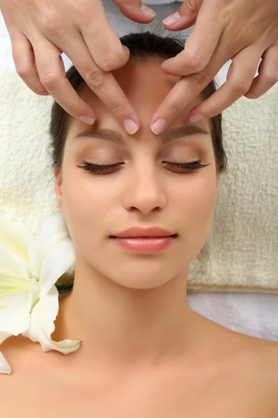 Woman taking head massage — Stock Photo, Image