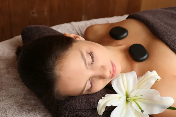 Vrouw in spa salon — Stockfoto