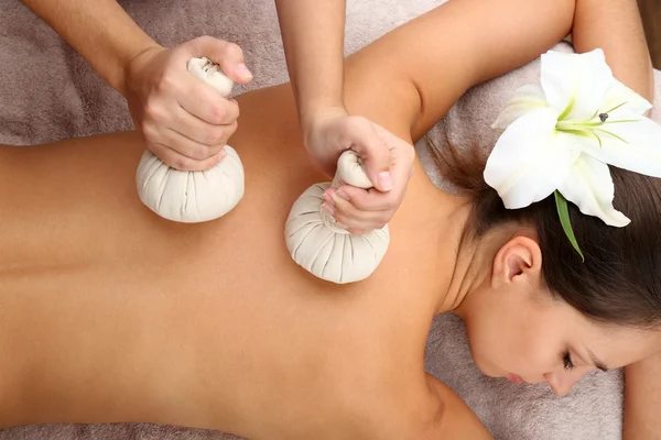 Masażysta robi masaż na ciele kobiety — Zdjęcie stockowe