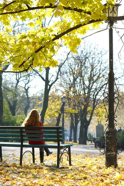 Lonely woman on bench in park — Stock Photo, Image