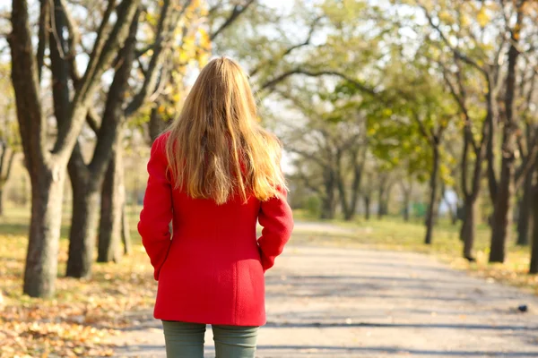 Ensam kvinna promenader i parken — Stockfoto