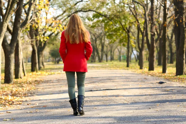 Одинокая женщина, гуляющая в парке — стоковое фото