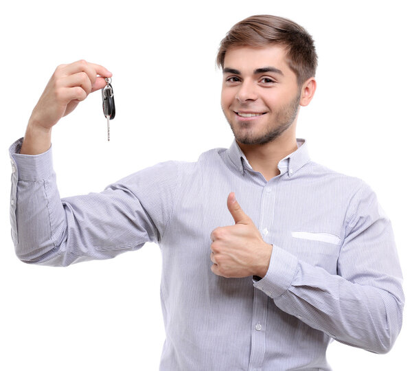 Бизнесмен держит ключ от машины изолирован на белом
