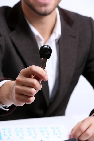 Zakenman met auto sleutel in office — Stockfoto