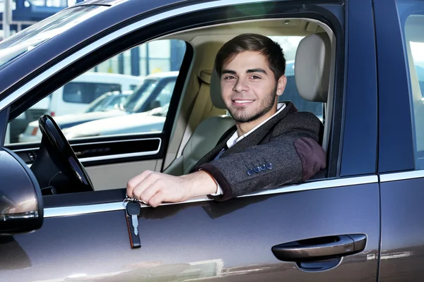 Jonge man in auto — Stockfoto