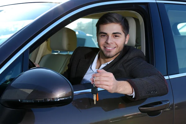 Jeune homme en voiture — Photo