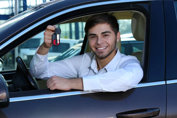 Ung man i bilen — Stockfoto