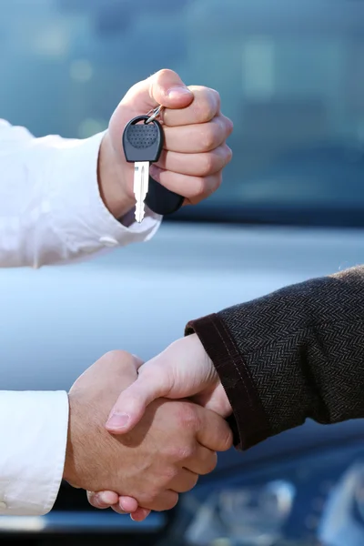 Man buying car — Stock Photo, Image