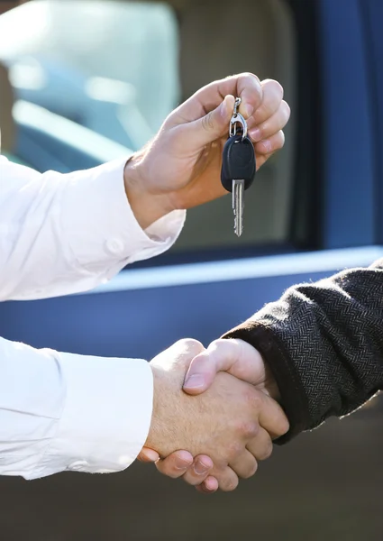 Homem comprando carro — Fotografia de Stock