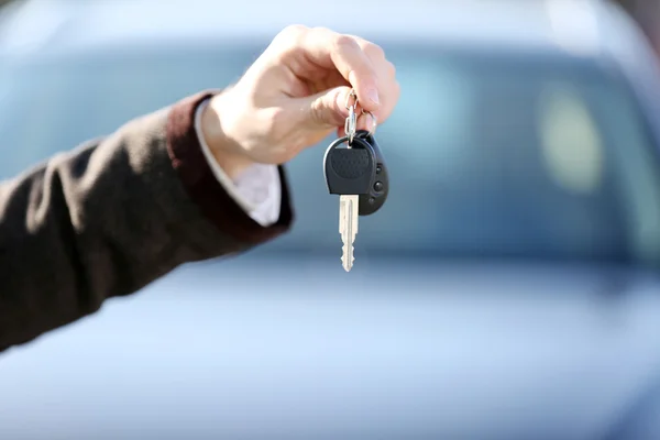 Empresário segurando chave do carro ao ar livre — Fotografia de Stock