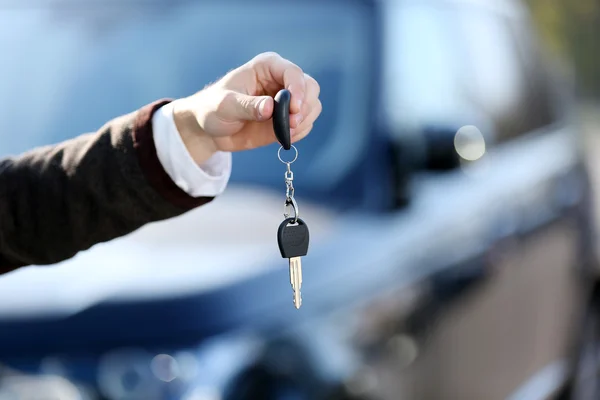 Empresario sosteniendo la llave del coche al aire libre — Foto de Stock