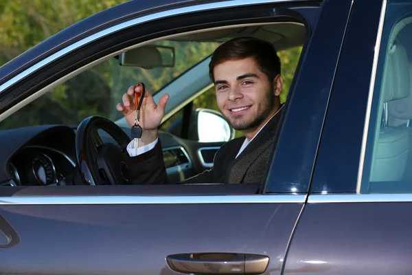 Muž s klíče od auta v autě — Stock fotografie