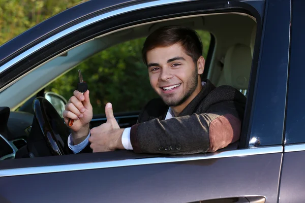 Man met auto sleutel in auto — Stockfoto