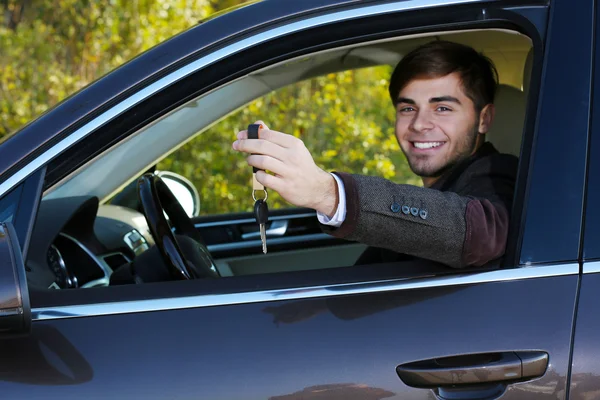 Uomo con chiave della macchina in auto — Foto Stock