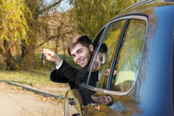 Homme avec clé de voiture en voiture — Photo