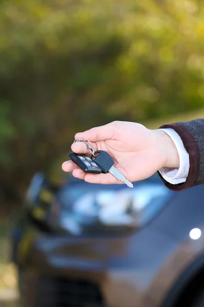 Férfi kézi alapon car autó kulccsal — Stock Fotó