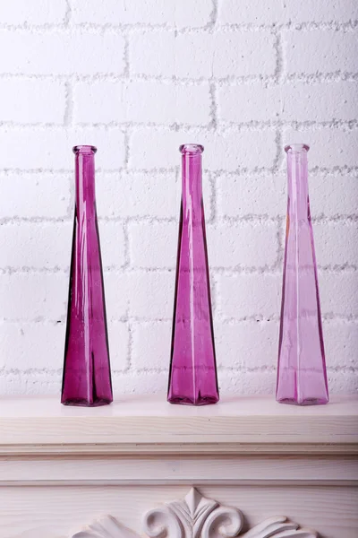 Vases on fireplace in room — Stock Photo, Image