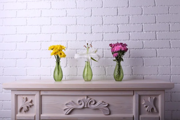 Open haard met mooie vazen in kamer — Stockfoto