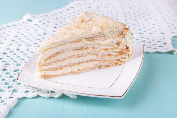 Torta napoleonica sul piatto — Foto Stock