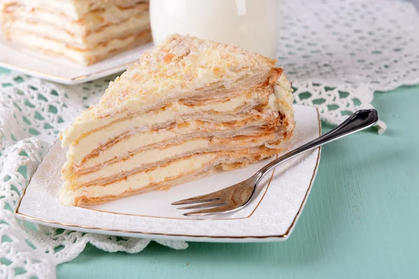 Torta napoleonica sul piatto — Foto Stock