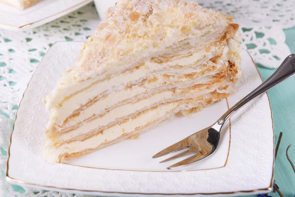 Pastel de Napoleón en plato —  Fotos de Stock