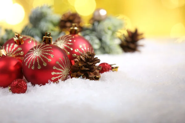 Kerstballen op sneeuw Rechtenvrije Stockfoto's