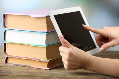 Kadın el PC tablet tutarak