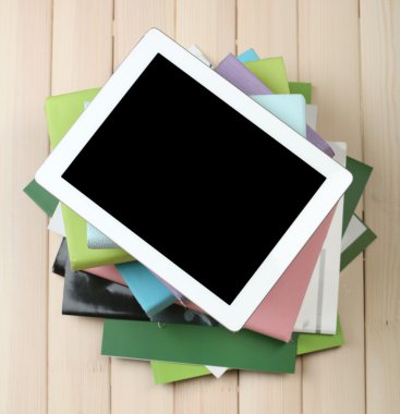 PC tablet ve yığın kitap