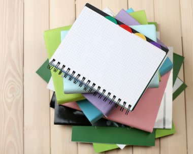 defter ve yığın kitap