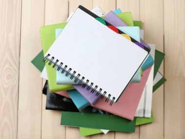 defter ve yığın kitap