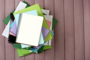 defter ve yığın kitap