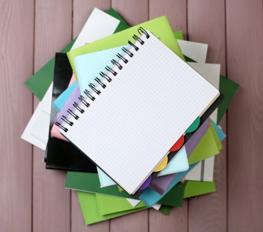 defter ve yığın kitap