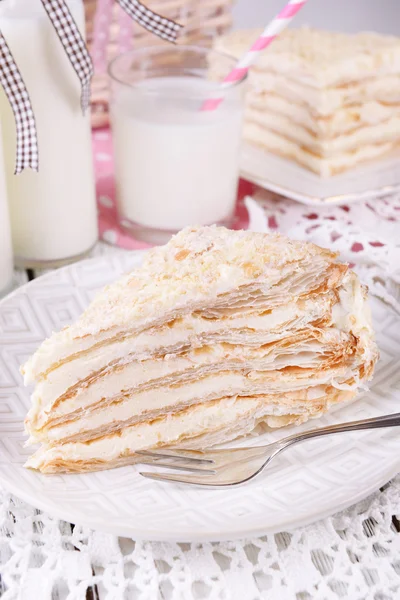 Napoleonkuchen auf Teller — Stockfoto