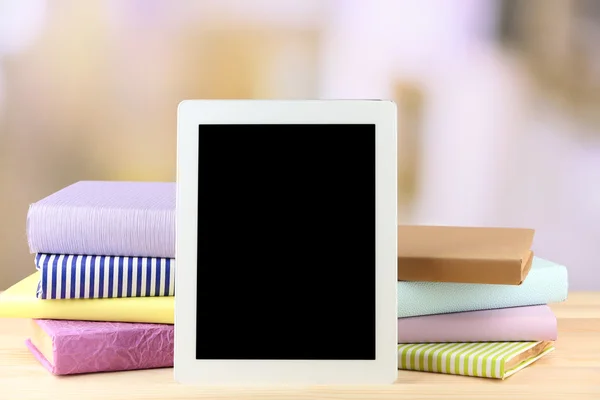 PC-tablet en boeken op tafel — Stockfoto