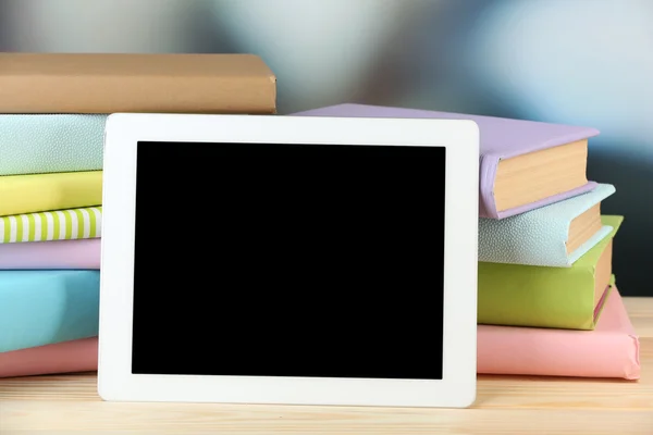 Tablet PC e livros na mesa — Fotografia de Stock