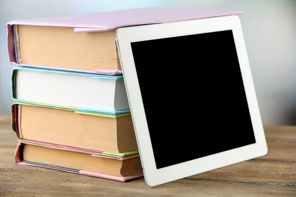 PC-tablet en boeken op tafel — Stockfoto