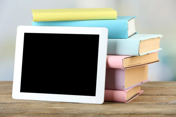 Tablet PC e libri sul tavolo — Foto Stock